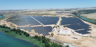 Paneles solares a orillas del Tajo. (Foto: Renovalia)