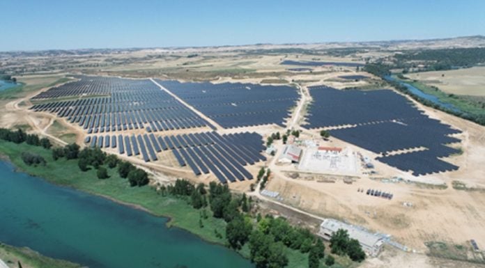 Estos cientos de paneles solares en Guadalajara alardean de ser «sostenibles» y lo justifican Paneles solares a orillas del Tajo. (Foto: Renovalia)