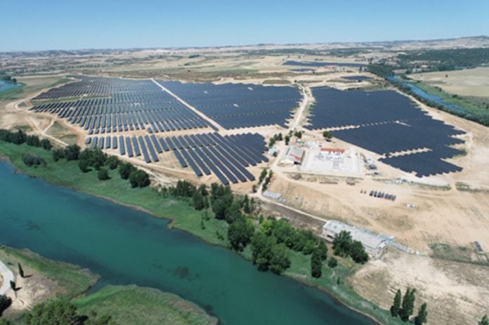 Paneles solares a orillas del Tajo. (Foto: Renovalia)