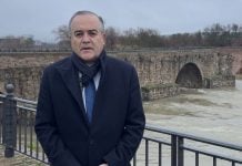 El alcalde de Talavera de la Reina ante el río Tajo, con un elevado nivel del agua.