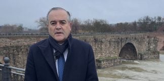 El alcalde de Talavera de la Reina ante el río Tajo, con un elevado nivel del agua.