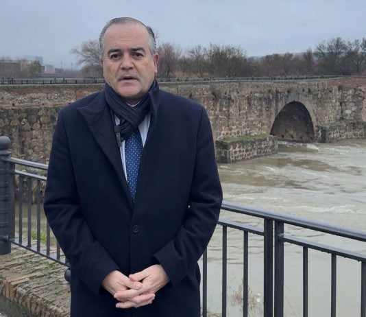 El alcalde de Talavera de la Reina ante el río Tajo, con un elevado nivel del agua.