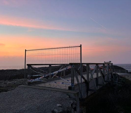 La fatídica pasarela de El Bocal al atardecer, en marzo de 2026. (Foto: H.H. / La Crónic@)