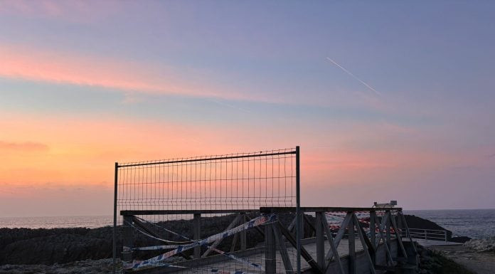 La fatídica pasarela de El Bocal al atardecer, en marzo de 2026. (Foto: H.H. / La Crónic@)
