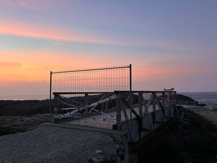 La fatídica pasarela de El Bocal al atardecer, en marzo de 2026. (Foto: H.H. / La Crónic@)