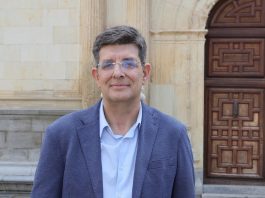 Carmelo García ante la fachada cisneriana de la Universidad de Alcalá.
