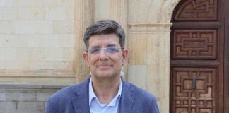 Carmelo García ante la fachada cisneriana de la Universidad de Alcalá.