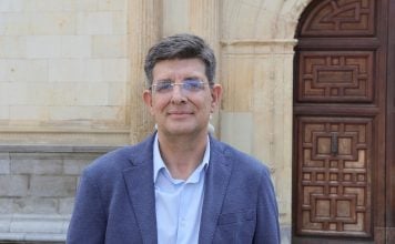 Carmelo García ante la fachada cisneriana de la Universidad de Alcalá.