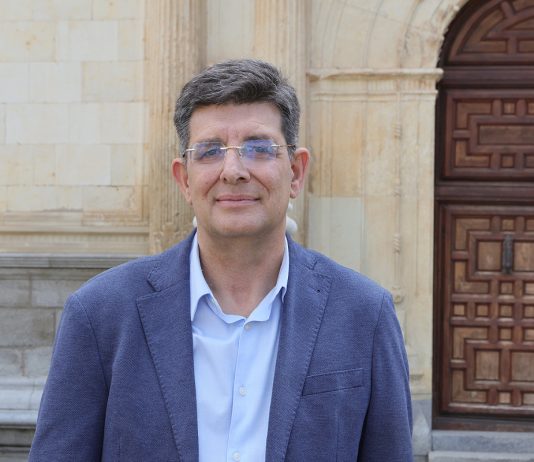 Carmelo García ante la fachada cisneriana de la Universidad de Alcalá.