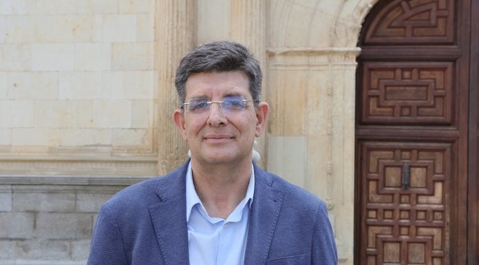 Primeras declaraciones de Carmelo García como nuevo rector de la Universidad de Alcalá Carmelo García ante la fachada cisneriana de la Universidad de Alcalá.