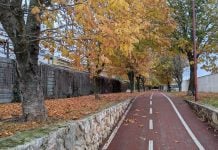 Jardineros y barrenderos de Cabanillas quieren que el Ayuntamiento les consiga una subida de sueldo Uno de los numerosos parques de Cabanillas, cruzado por un carril bici. (Foto: La Crónic@)