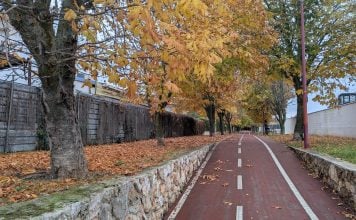 Jardineros y barrenderos de Cabanillas quieren que el Ayuntamiento les consiga una subida de sueldo Uno de los numerosos parques de Cabanillas, cruzado por un carril bici. (Foto: La Crónic@)