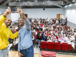 El Choijín y Engonga, con los alumnos que han participado en esta experiencia en Guadalajara.