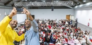 El Choijín y Engonga, con los alumnos que han participado en esta experiencia en Guadalajara.