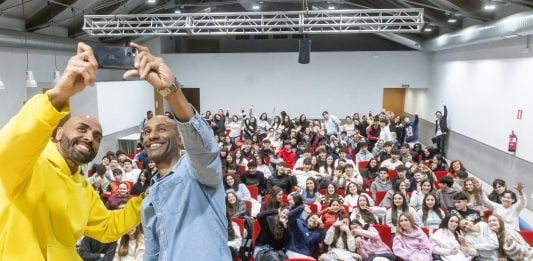 El Choijín y Engonga, con los alumnos que han participado en esta experiencia en Guadalajara.