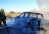 Los bomberos, en plena extinción del coche que ha ardido en Robledillo de Mohernando.