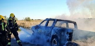 Los bomberos, en plena extinción del coche que ha ardido en Robledillo de Mohernando.