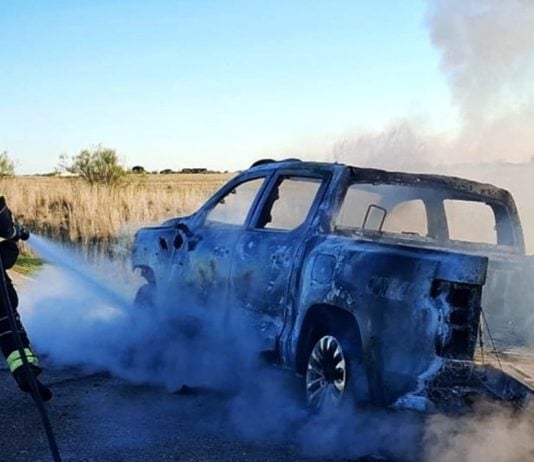 Los bomberos, en plena extinción del coche que ha ardido en Robledillo de Mohernando.