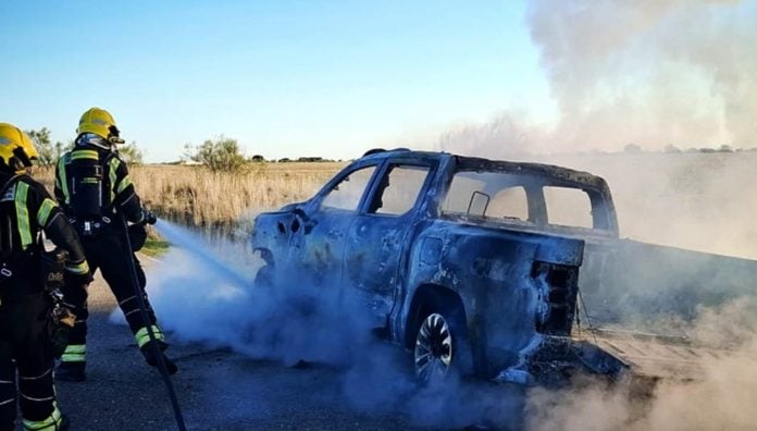Los bomberos, en plena extinción del coche que ha ardido en Robledillo de Mohernando.
