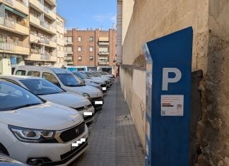 Coches aparcados en una calle de Guadalajara regulada como zona azul. (Foto: La Crónic@)