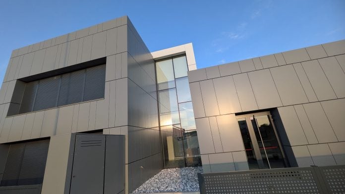 Fachada del cuartel de la Policía Local de Cabanillas del Campo en las vísperas de su inauguración. (Foto: La Crónic@)