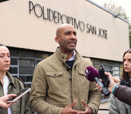 Armengol Engonga ante los periodistas.