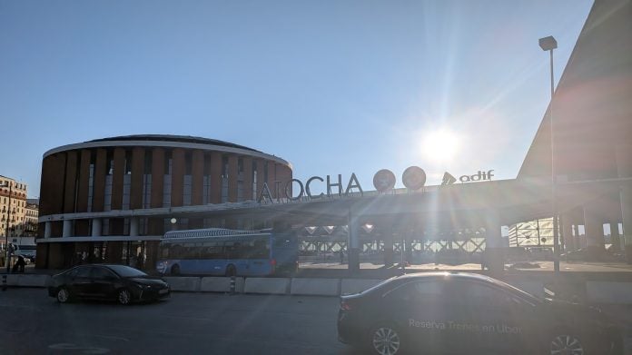 Exterior de la estación de Alta Velocidad de Atocha. (Foto: La Crónic@)