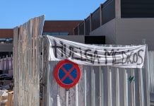 Una pancarta recordando la huelga de médicos en el Hospital de Guadalajara el 17 de marzo de 2026. (Foto: La Crónic@)