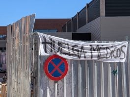 Una pancarta recordando la huelga de médicos en el Hospital de Guadalajara el 17 de marzo de 2026. (Foto: La Crónic@)