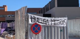 Una pancarta recordando la huelga de médicos en el Hospital de Guadalajara el 17 de marzo de 2026. (Foto: La Crónic@)