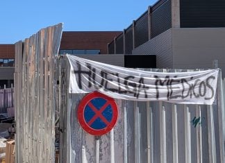 Una pancarta recordando la huelga de médicos en el Hospital de Guadalajara el 17 de marzo de 2026. (Foto: La Crónic@)
