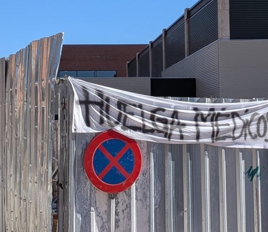 Una pancarta recordando la huelga de médicos en el Hospital de Guadalajara el 17 de marzo de 2026. (Foto: La Crónic@)