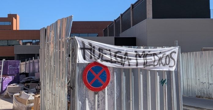 Una pancarta recordando la huelga de médicos en el Hospital de Guadalajara el 17 de marzo de 2026. (Foto: La Crónic@)