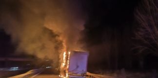 El incendio de un camión cargado de placas solares ha condicionado la A-2 durante horas El incendio en fotografía aportada por un lector de LA CRÓNICA.