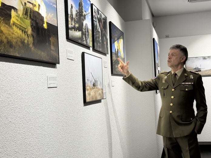 Jesús de los Reyes, ante las fotografías recogidas para esta exposición en Ibercaja.