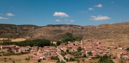 Un pueblo de Guadalajara protagoniza un calendario como parte de la España Vaciada Miedes de Atienza.