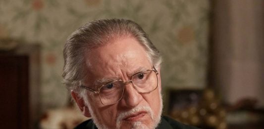 Nancho Novo caracterizado para su papel en la serie "Sueños de libertad".