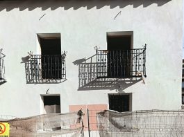 Pruebas de color en la fachada de la Casa del Cuento, en la parte que reinventa la que fuera residencia del pintor Carlos Santiesteban.