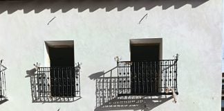 Pruebas de color en la fachada de la Casa del Cuento, en la parte que reinventa la que fuera residencia del pintor Carlos Santiesteban.