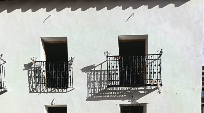 Pruebas de color en la fachada de la Casa del Cuento, en la parte que reinventa la que fuera residencia del pintor Carlos Santiesteban.