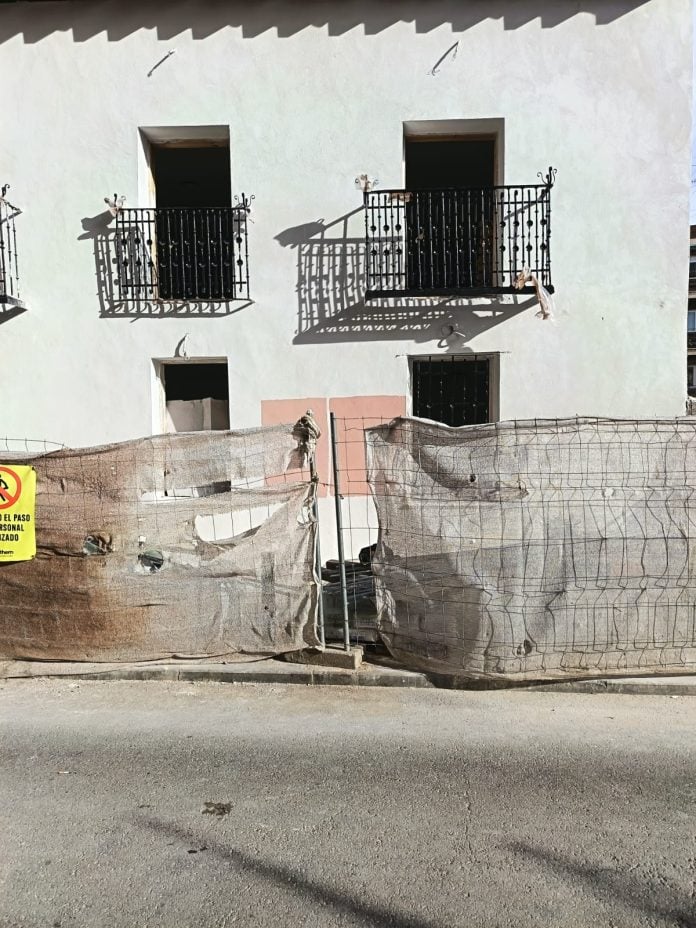 Pruebas de color en la fachada de la Casa del Cuento, en la parte que reinventa la que fuera residencia del pintor Carlos Santiesteban.