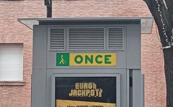 Un vendedor de la ONCE de Guadalajara es elegido como el mejor de la región Kiosco de venta de la ONCE.