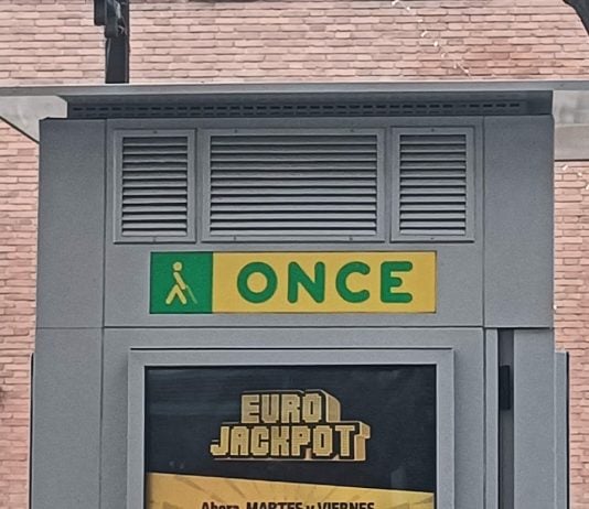 Kiosco de venta de la ONCE.