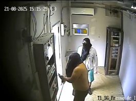 Los dos ladrones de cobre en acción, dentro de un repetidor de telefonía móvil.