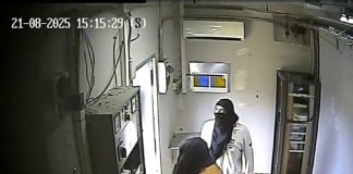 Los dos ladrones de cobre en acción, dentro de un repetidor de telefonía móvil.