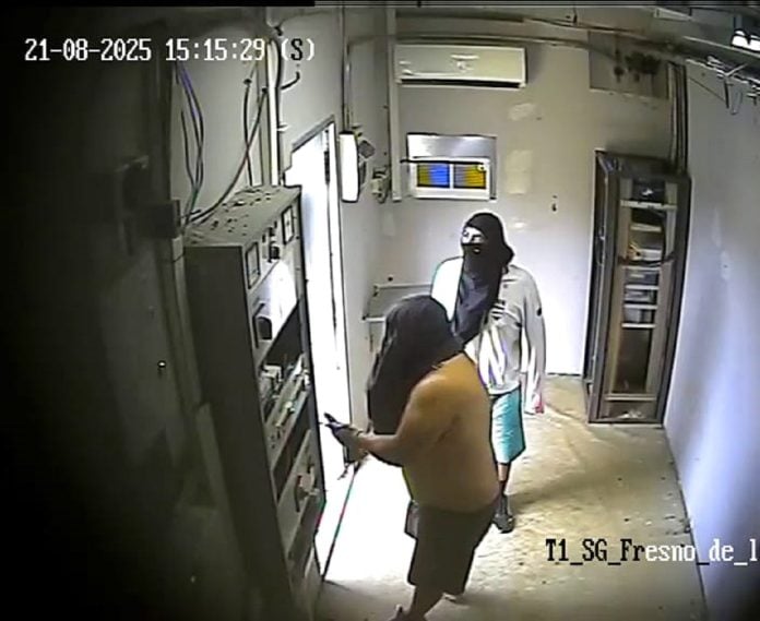 Los dos ladrones de cobre en acción, dentro de un repetidor de telefonía móvil.