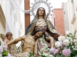 Paso de la Virgen de la Piedad.