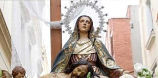 Paso de la Virgen de la Piedad.