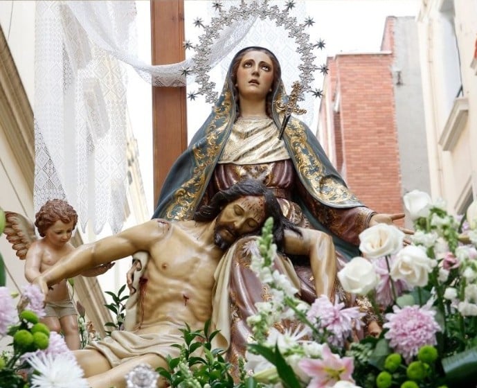 Paso de la Virgen de la Piedad.