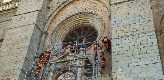 Efectivos de la UME en la catedral de Sigüenza